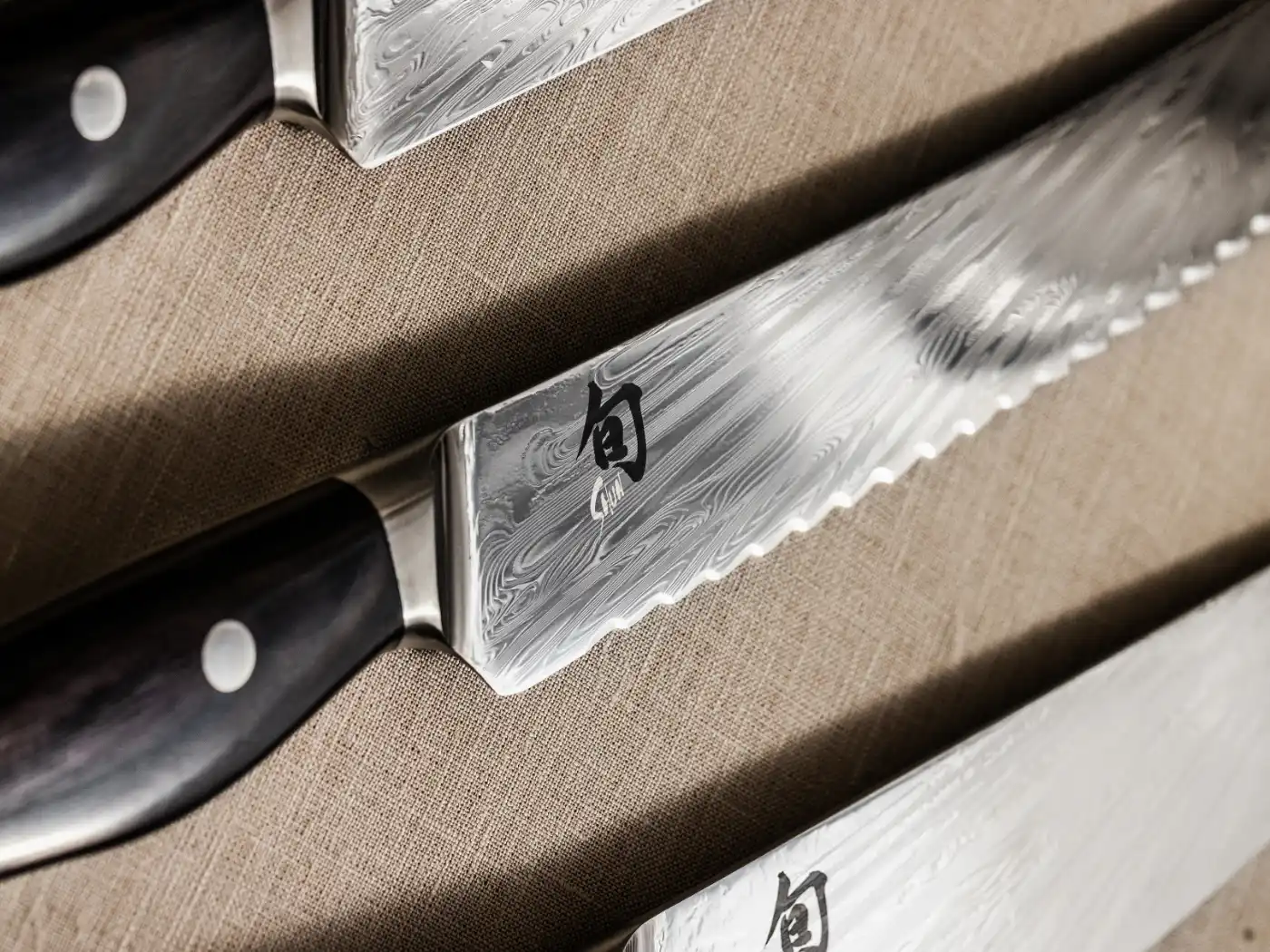 KAI Shun Nagare Black NDC-0705S Brotmesser 23 cm